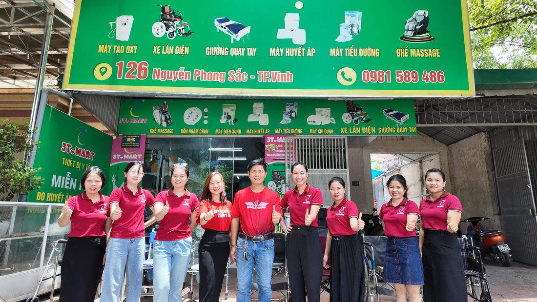Đội ngũ nhân viên 3T Mart trước cửa hàng 126 Nguyễn Phong Sắc, TP Vinh, biển hiệu xe lăn điện và thiết bị y tế
