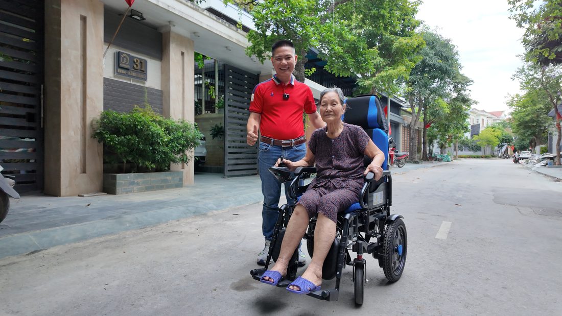 Nhân viên 3T Mart bàn giao xe lăn điện tận nhà, bà cụ ngồi thử xe ngay trước ngõ